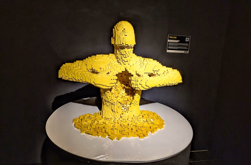 l'homme en brique jaune qui s'ouvre le corps