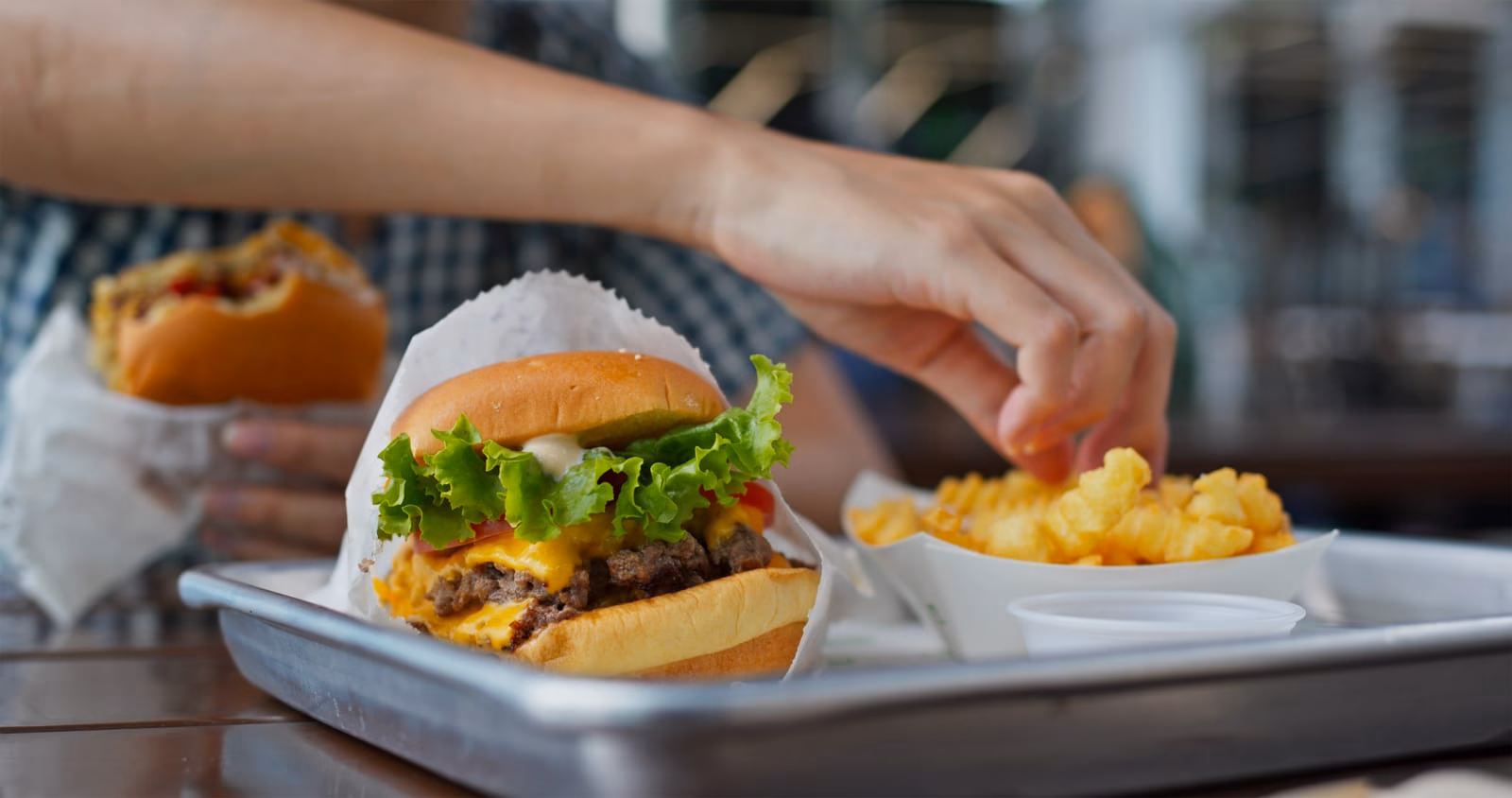 Une main prend des frites.
