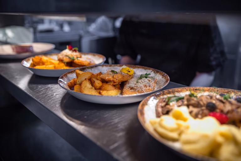 Assiette de plats variés au restaurant