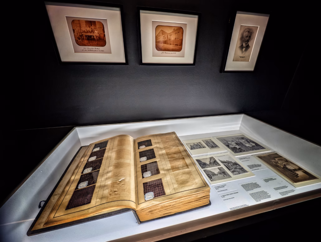 La Saga La Redoute : De La Petite Laine De Roubaix Au Géant Du Catalogue Papier! 1 Livre ancien avec du tissu avec photographies exposées