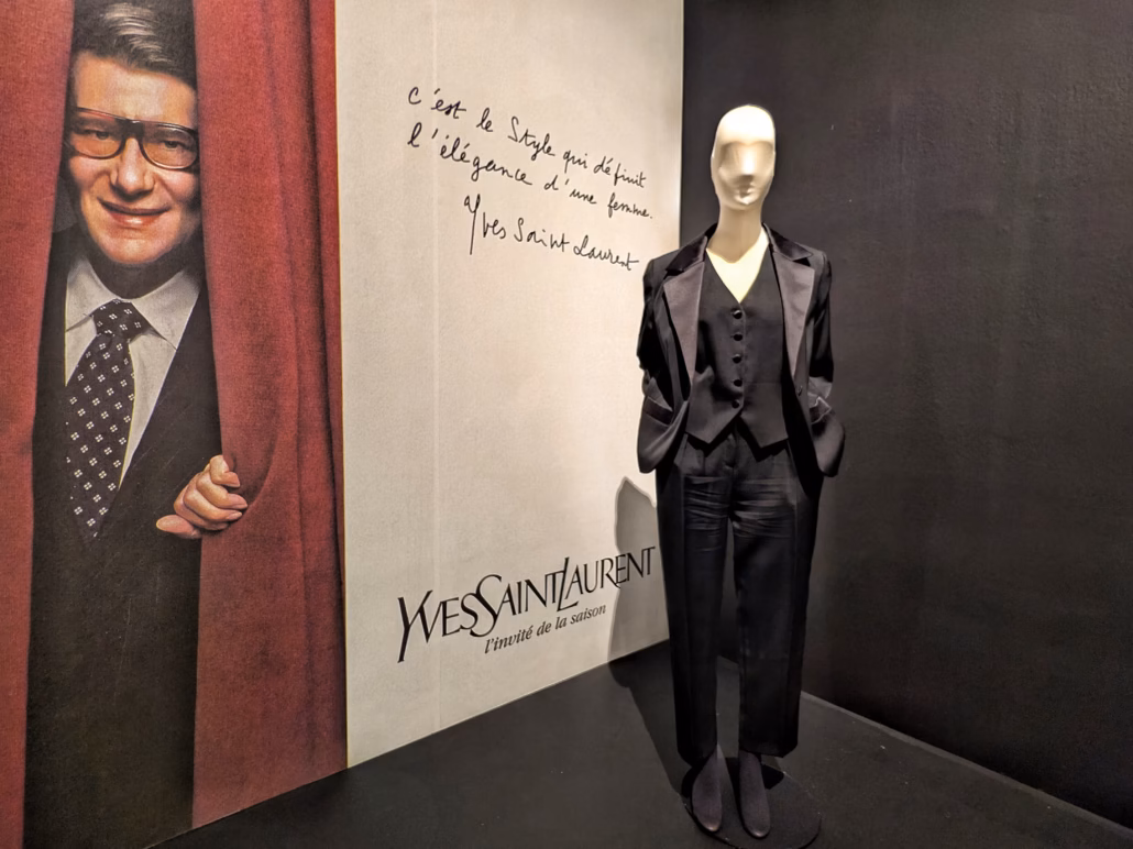 Mannequin en costume, hommage à Yves Saint Laurent