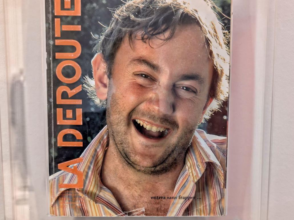 La Saga La Redoute : De La Petite Laine De Roubaix Au Géant Du Catalogue Papier! 3 Homme souriant sur une couverture d'un catalogue satirique Redoute
