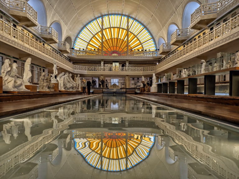 Intérieur d'un musée avec sculptures.