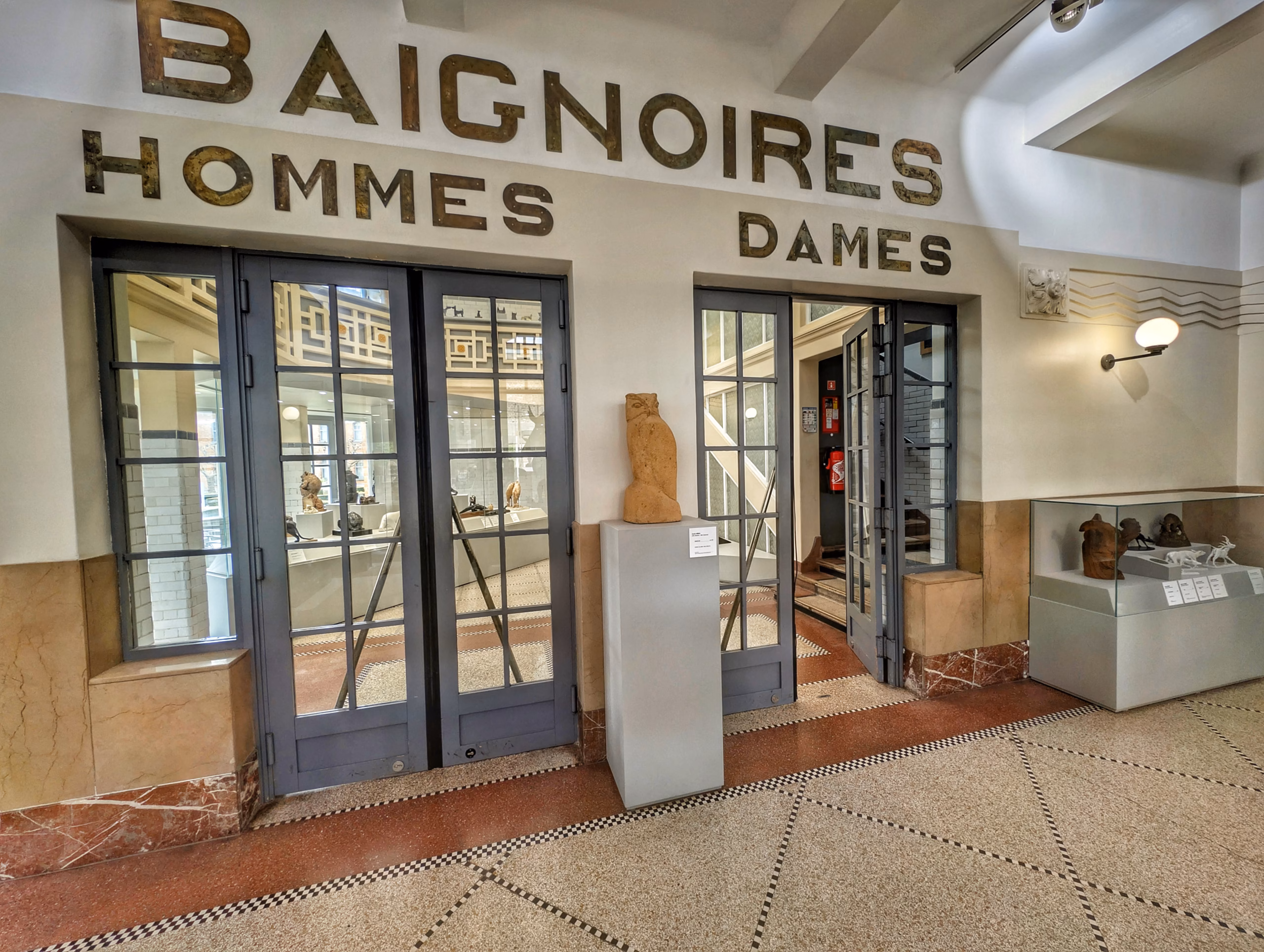 Entrée des bains pour hommes et dames