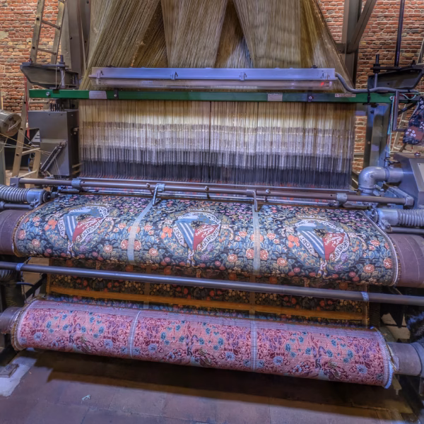 Métier à tisser avec motifs colorés à la Manufacture de Roubaix