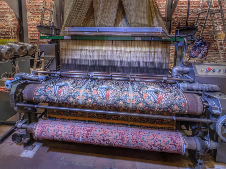Métier à tisser avec motifs colorés à la Manufacture de Roubaix