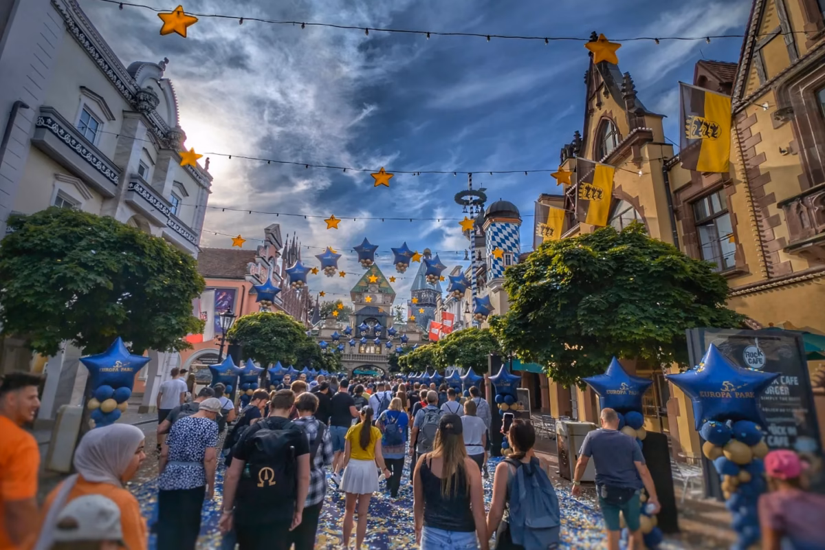 À Découvrir À Europa Park Et Rust 7 Foule dans la rue principale d'Europa Park