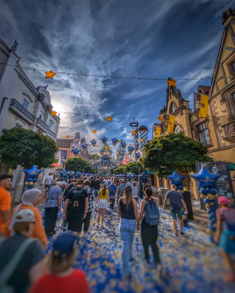 Foule dans la rue principale d'Europa Park