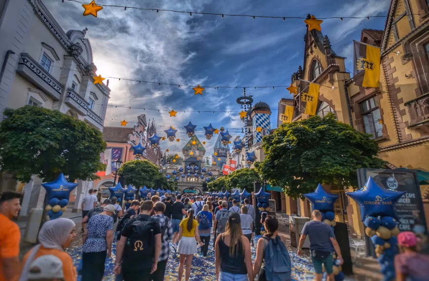 Mon Guide D'Europa Park, De Rulantica Et Du Resort Hôtel ! 54 Foule dans la rue principale d'Europa Park