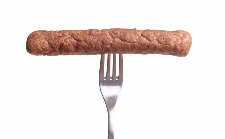 Une fricadelle sur une fourchette.