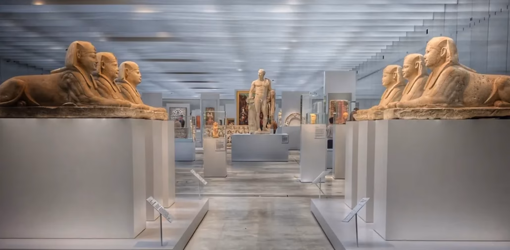 Statues anciennes dans un musée moderne.