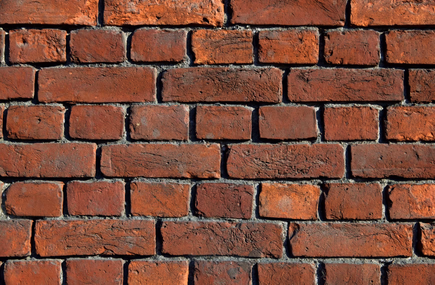 Mur de briques rouges texturé.