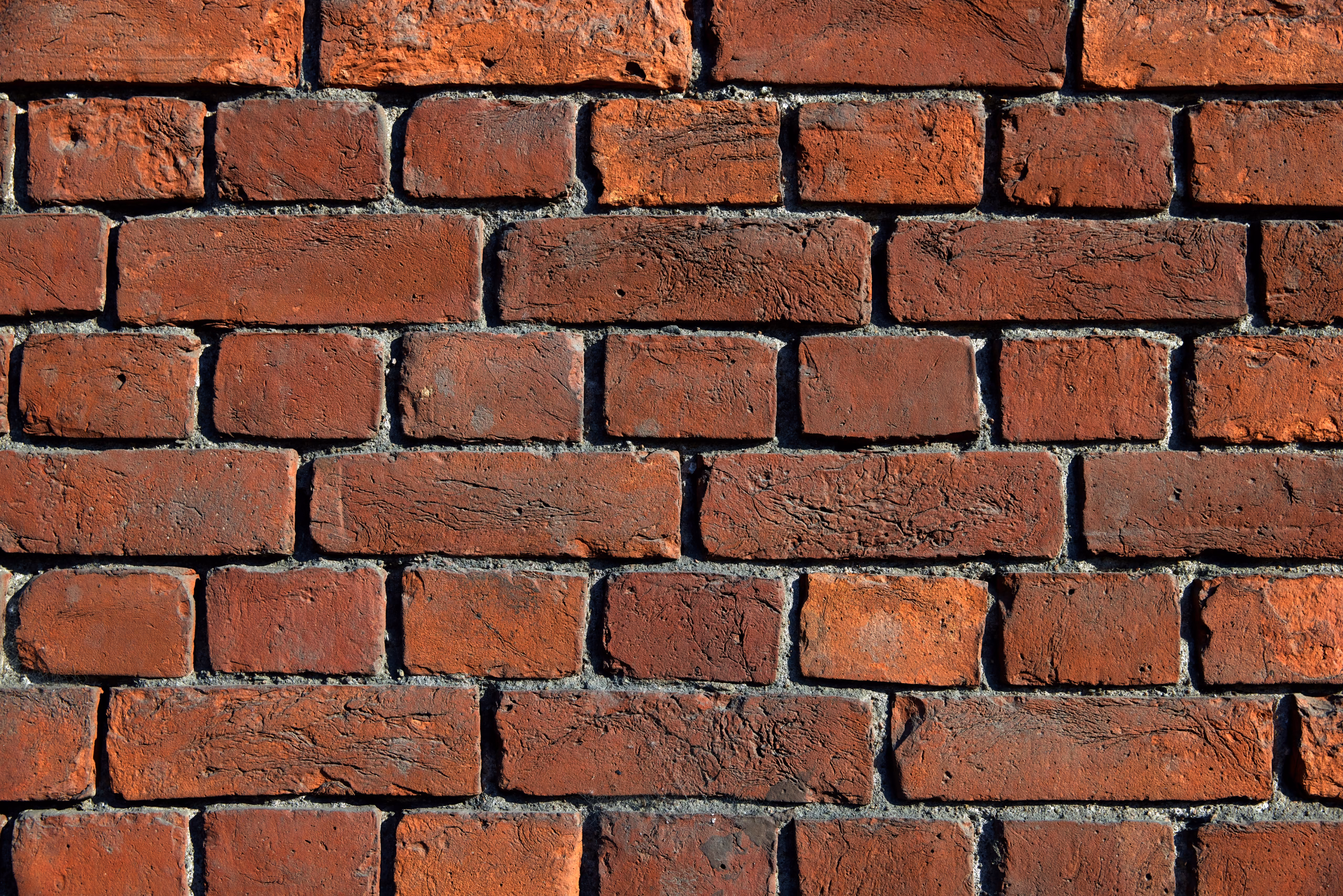 Mur de briques rouges texturé.