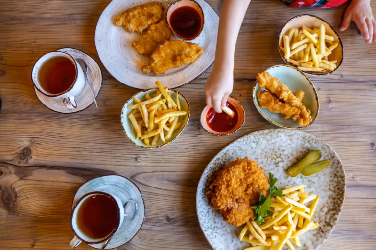 Repas avec poulet et frites pour les enfants à Lille