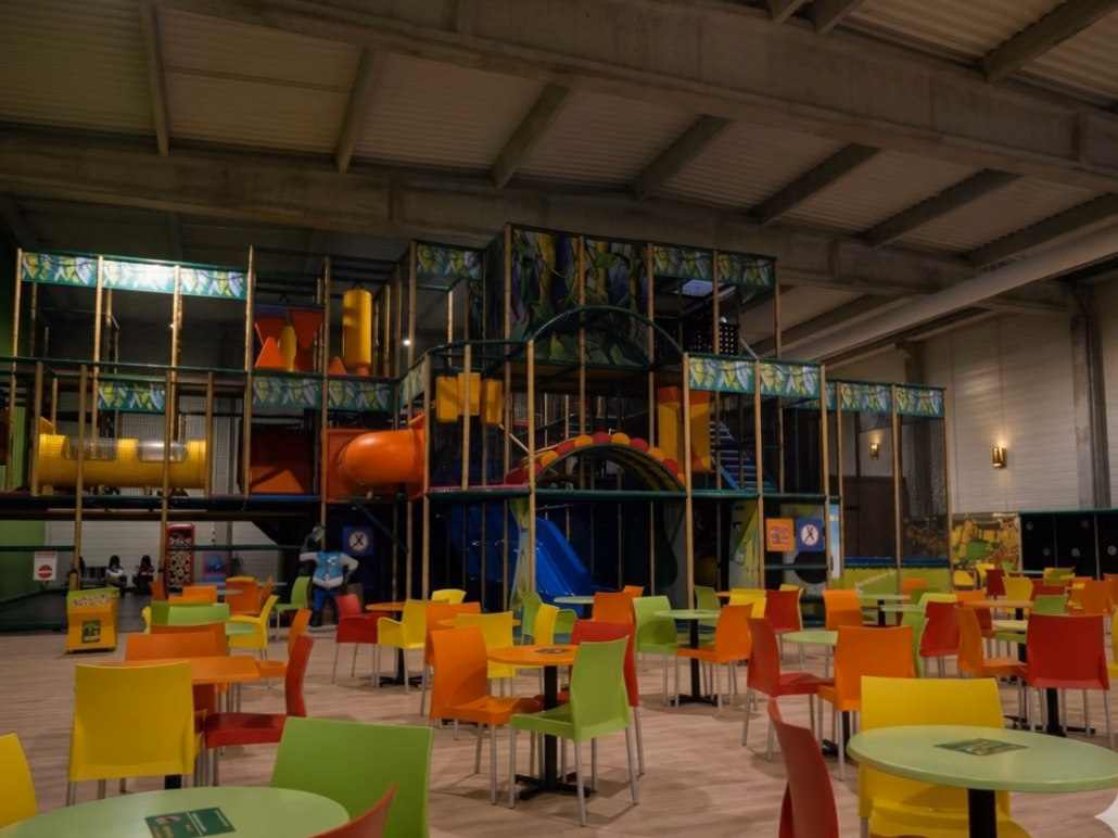 Aire de jeux intérieure colorée