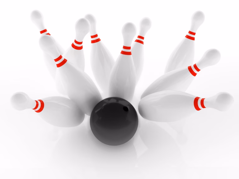 Quilles de bowling et boule noire