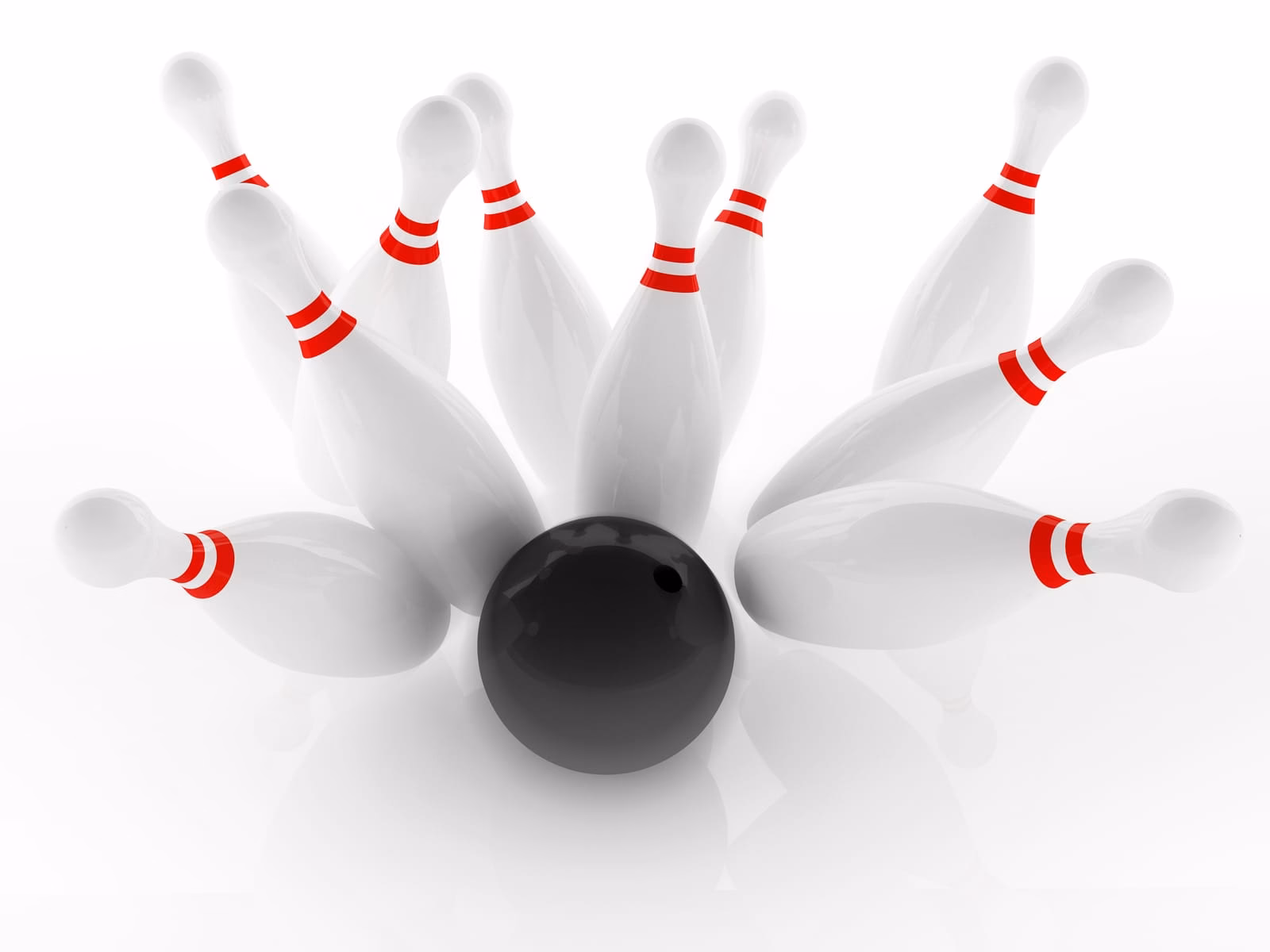 Quilles de bowling et boule noire