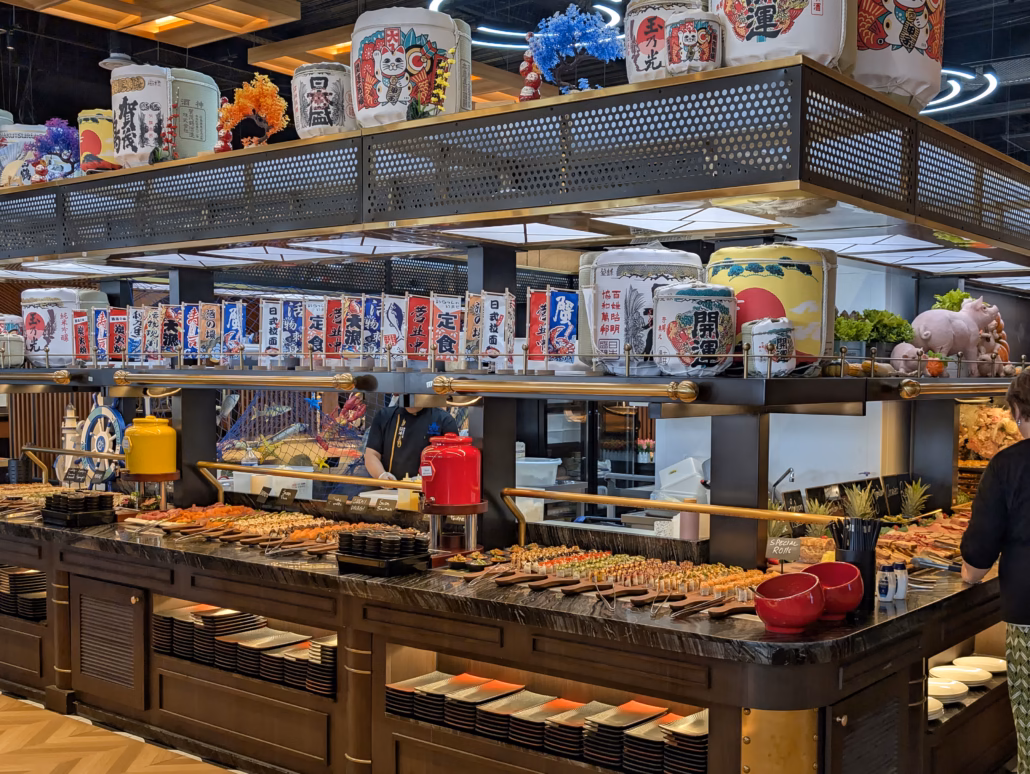 Buffet japonais avec plats variés.