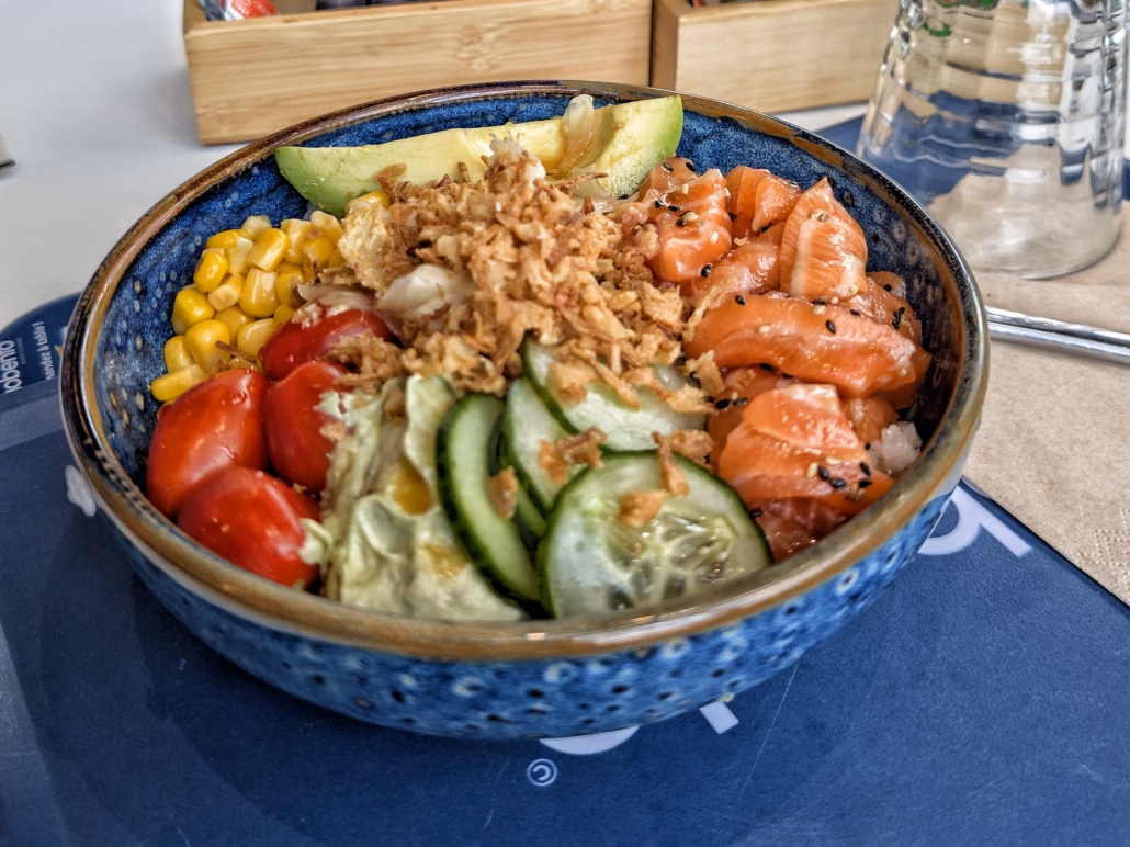 Bol coloré avec saumon et légumes
