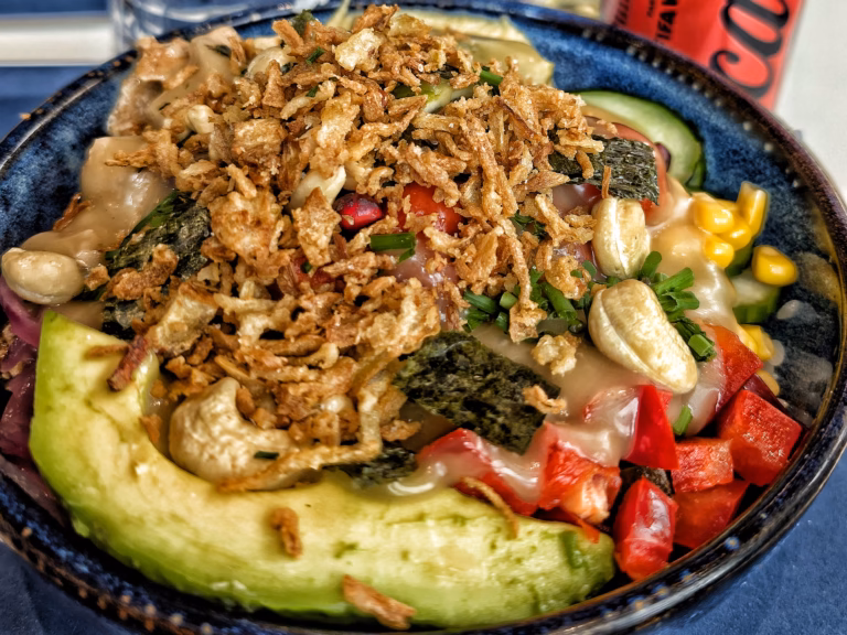 Salade colorée avec garnitures croustillantes