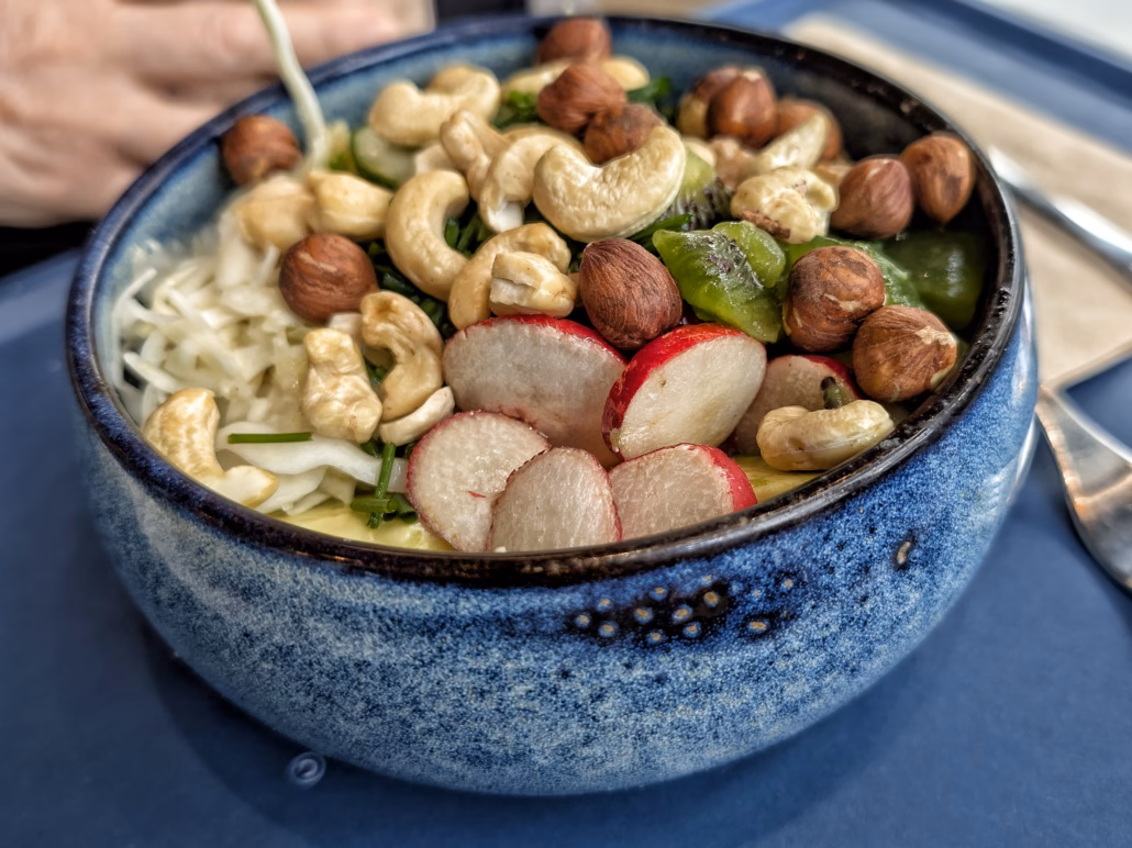 Bol de salade avec noix et légumes
