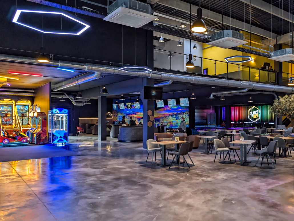 Salle de jeux moderne et colorée