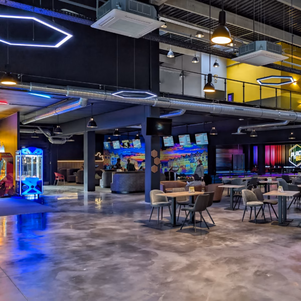 Salle de jeux moderne et colorée