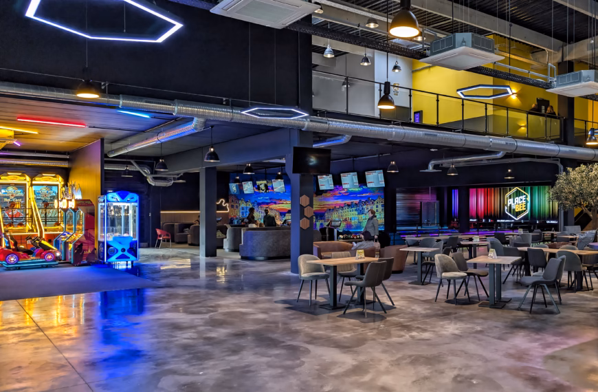 Salle de jeux moderne et colorée