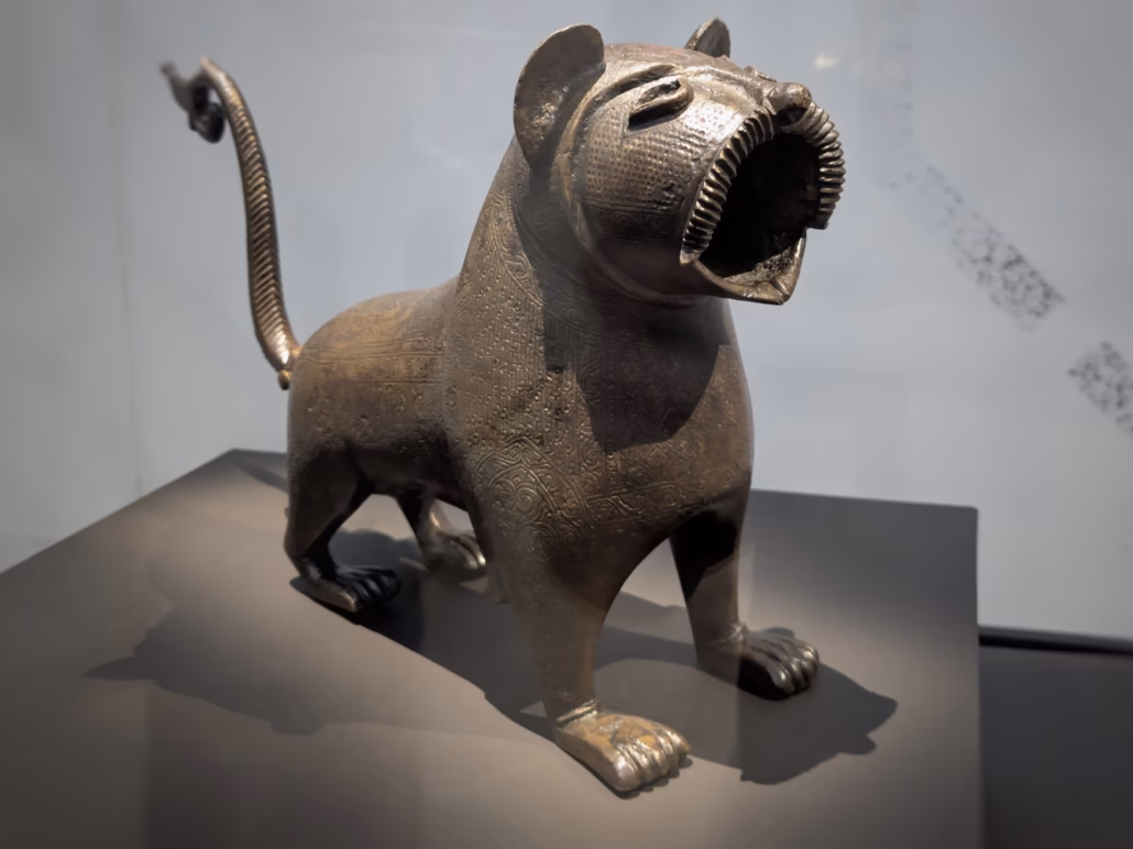 Statue en métal d'un animal rugissant