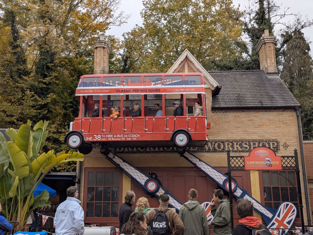 Autobus rouge sur un bâtiment.