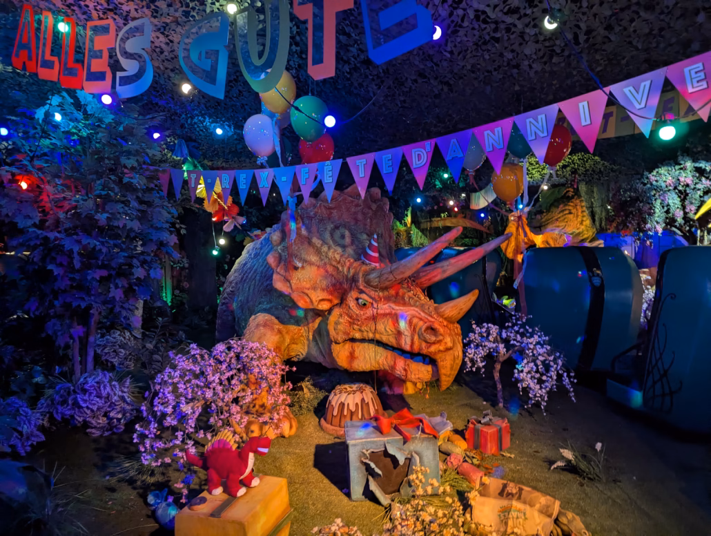Dinosaures colorés dans une fête