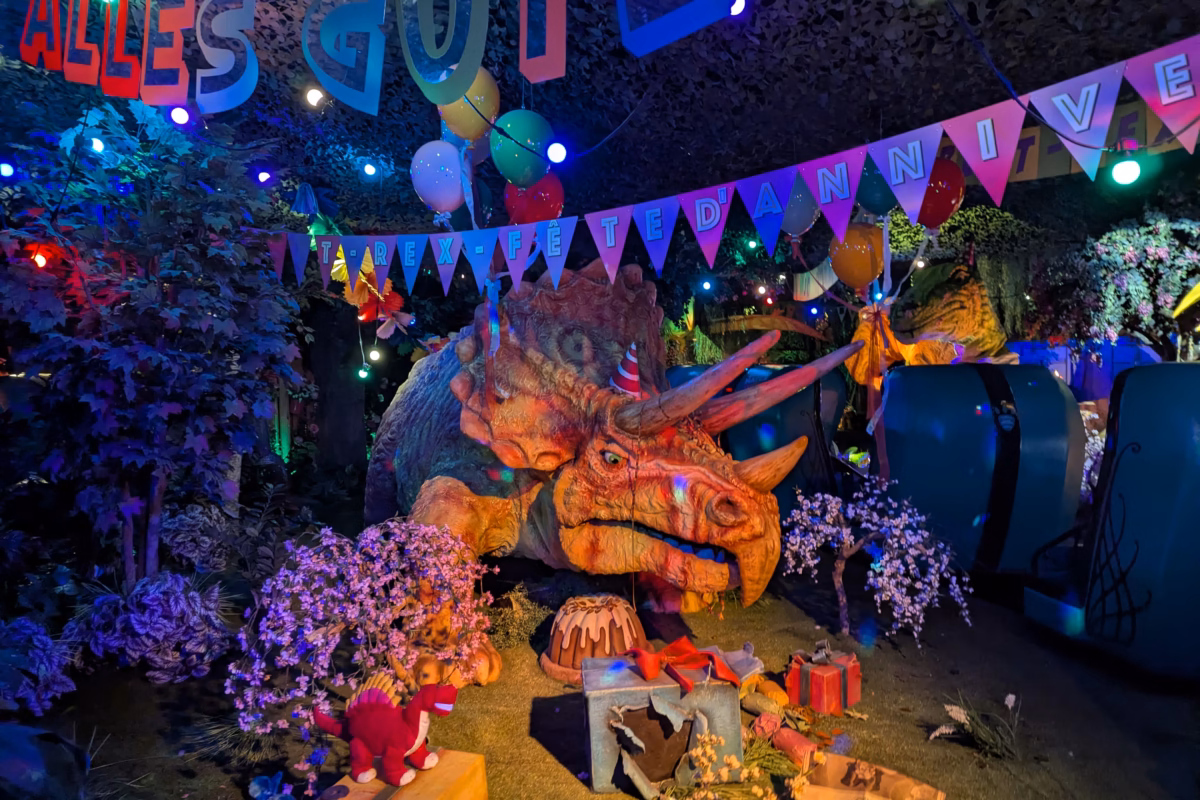 À Découvrir À Europa Park Et Rust 3 Dinosaures colorés dans une fête