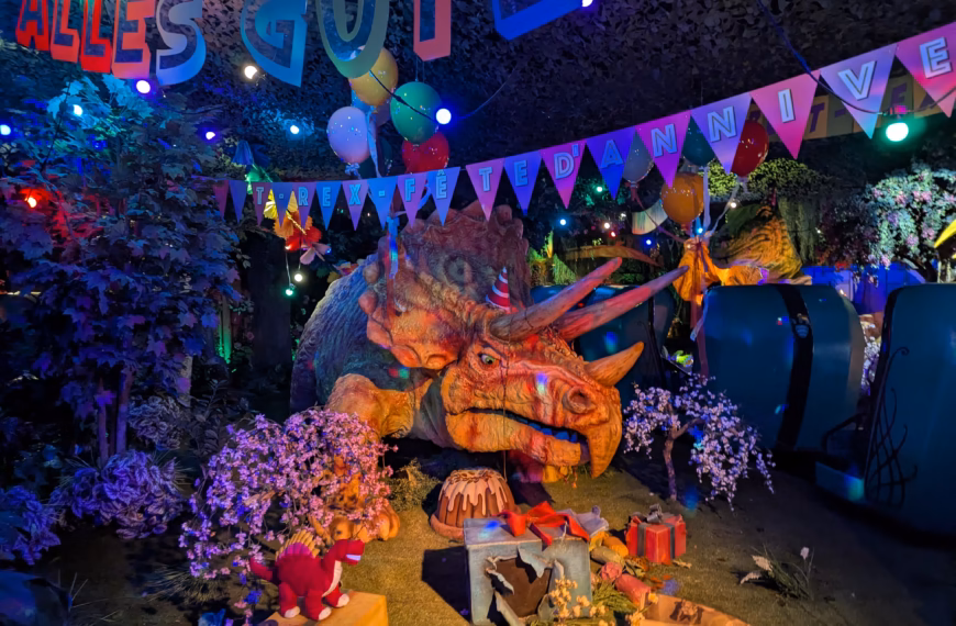 Mon Guide D'Europa Park, De Rulantica Et Du Resort Hôtel ! 50 Dinosaures colorés dans une fête