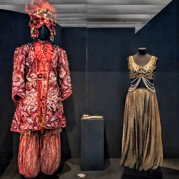 Costumes de scène exposé