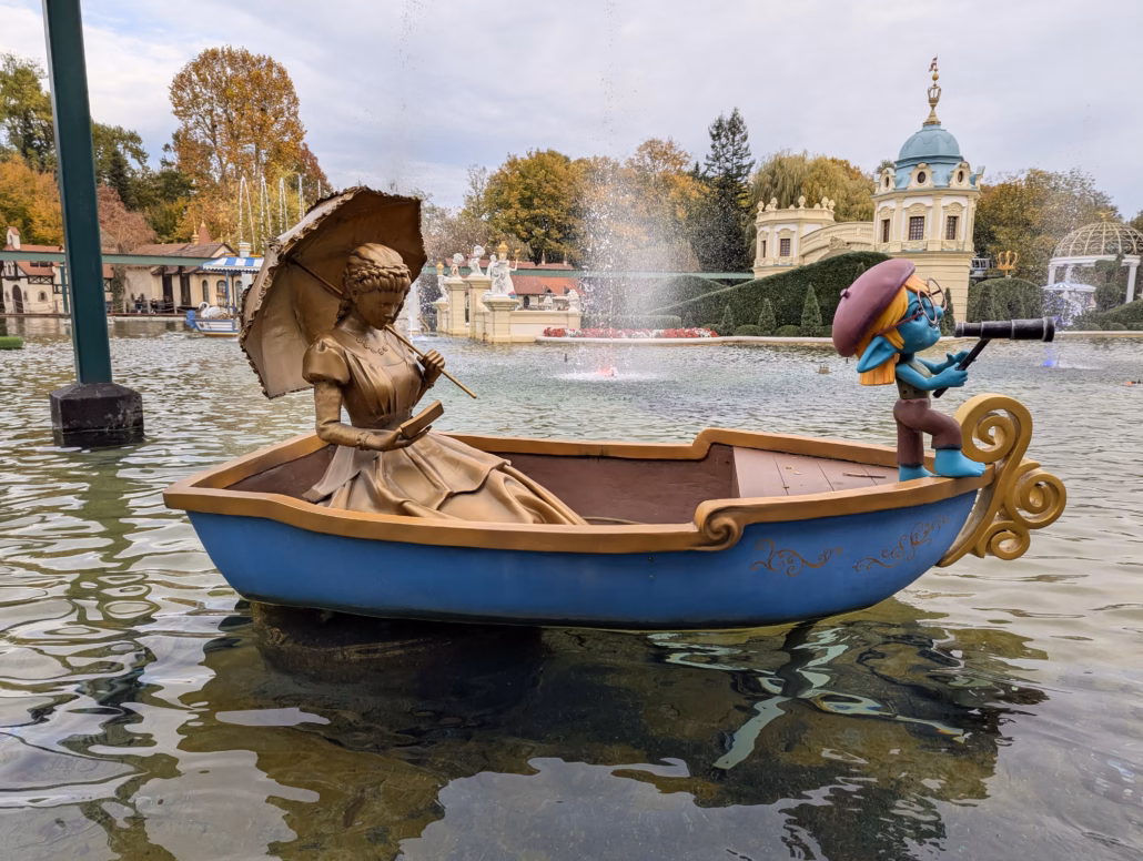Bateau avec personnages en sculpture