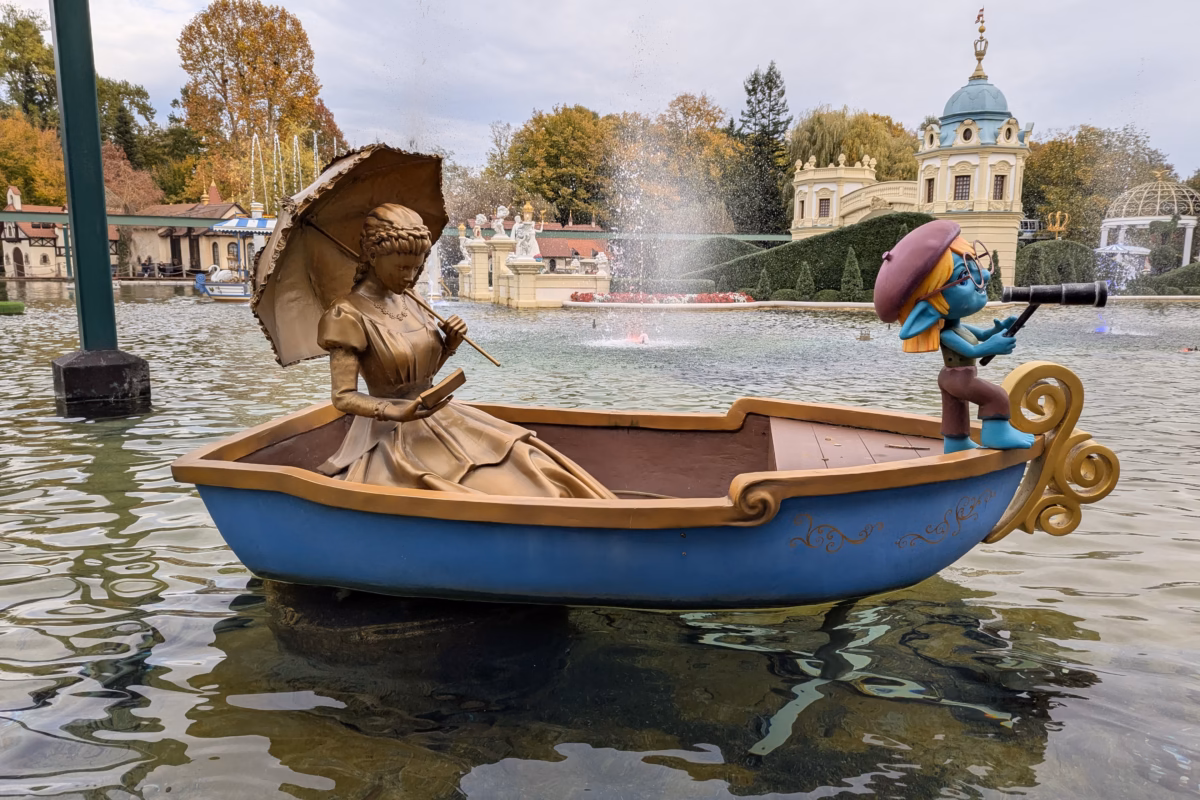 À Découvrir À Europa Park Et Rust 2 Bateau avec personnages en sculpture