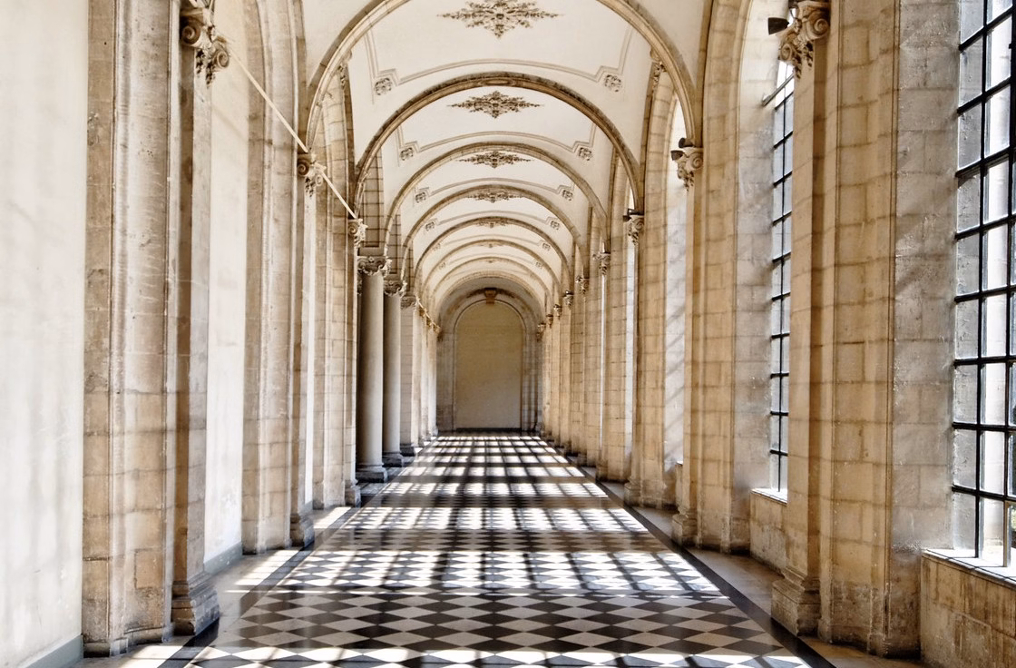 Couloir avec arches et ombres