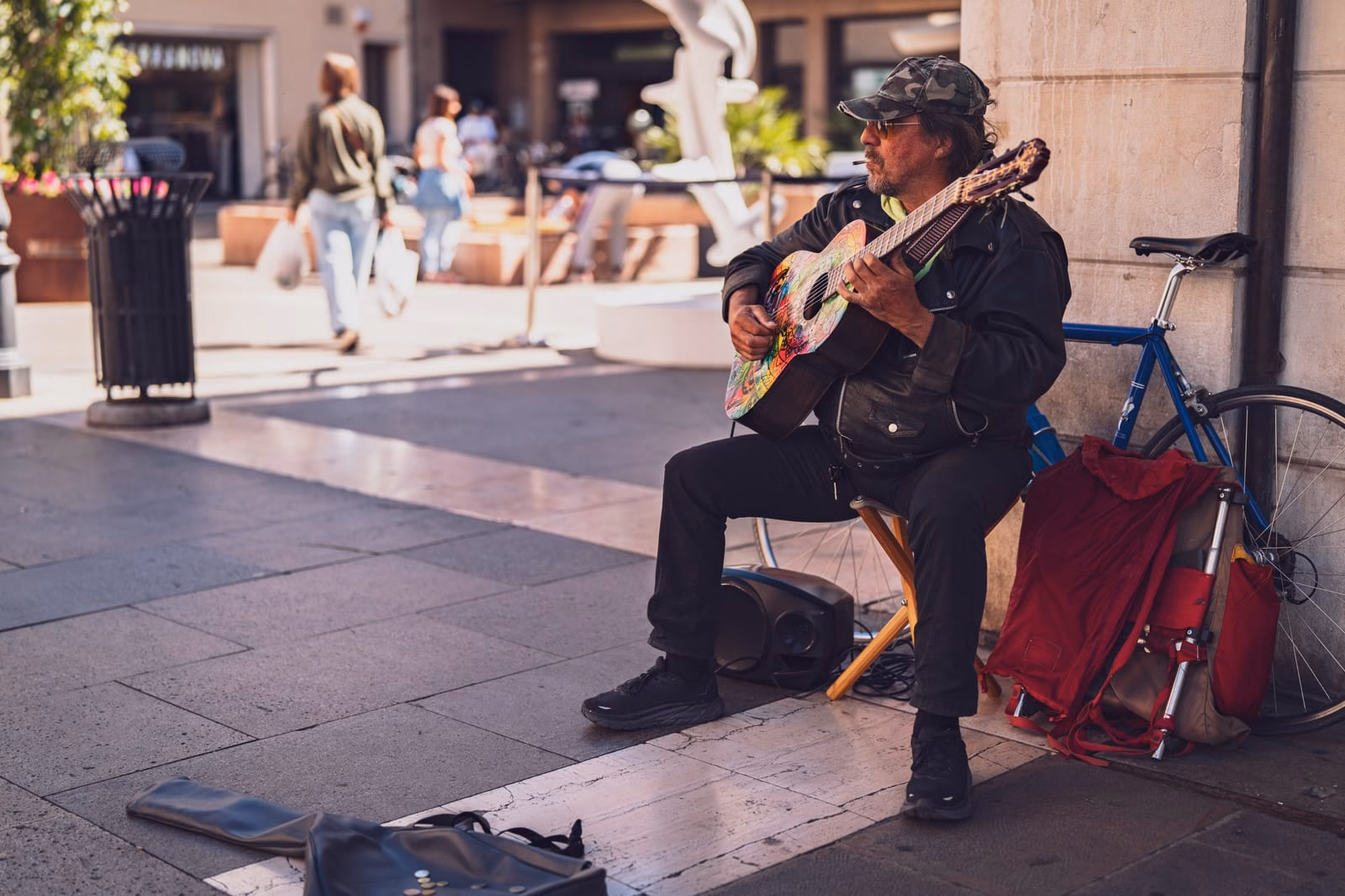 Les Bars À Bières Incontournables Du Vieux-Lille : Votre Guide Houblonné ! 2 Musicien de rue jouant de la guitare