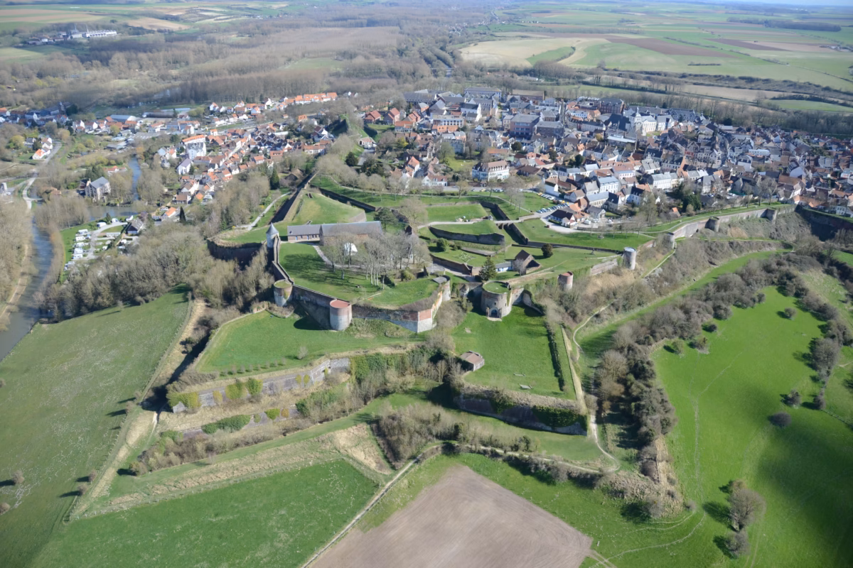 À Découvrir Sur La Côte D'Opale 3 Vue aérienne d'une ville fortifiée.