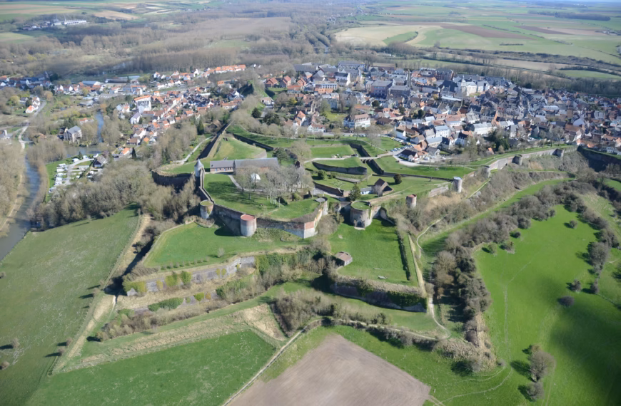 Vue aérienne d'une ville fortifiée.