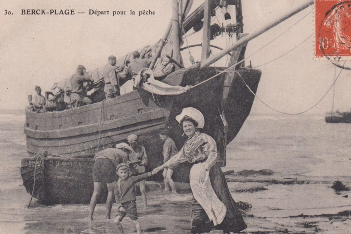 À Découvrir Sur La Côte D'Opale 2 Femme et enfant près du bateau.