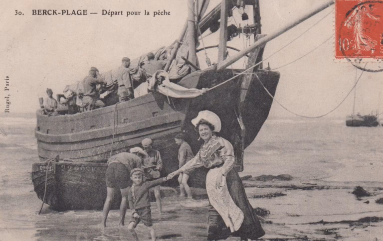 Femme et enfant près du bateau.