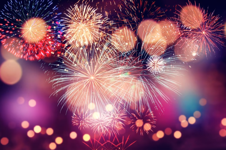 Feux d'artifice colorés dans le ciel.