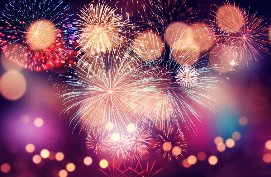 Feux d'artifice colorés dans le ciel.