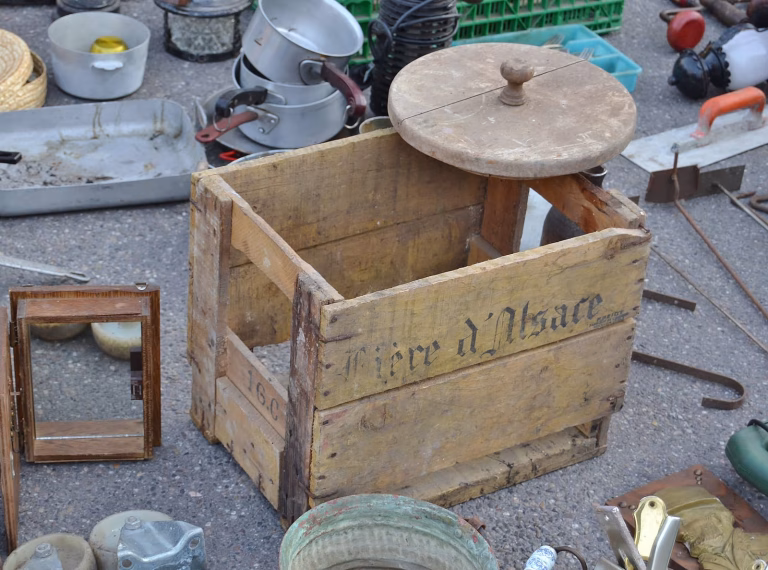 Objets anciens sur un marché