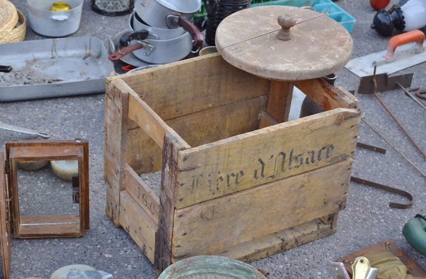 Objets anciens sur un marché
