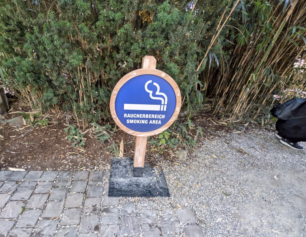 Avis Europa Park 2026 : Quartier Monaco, Silver Lake, Rulantica... 10 Zone fumeur avec panneau d'indication