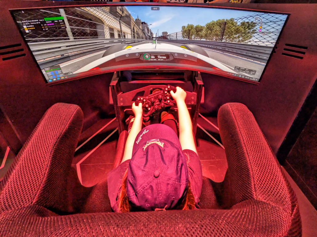 Avis Europa Park 2026 : Quartier Monaco, Silver Lake, Rulantica... 3 Pilote dans un simulateur de course