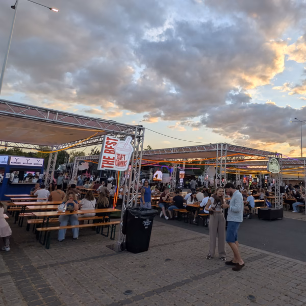 Les Meilleures Idées De Sorties Dans Le Nord De La France 2 The champions burger animé sous un ciel nuageux.
