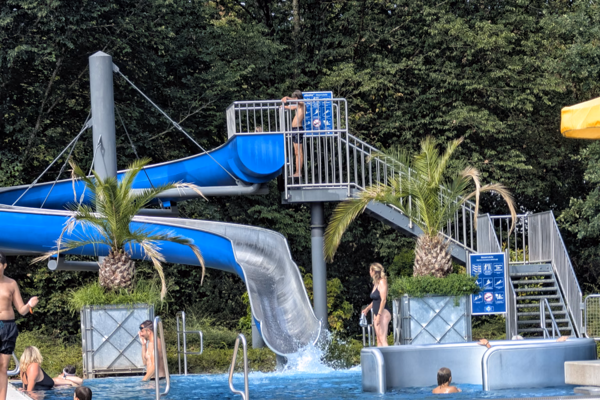 Toboggan aquatique et piscine animée